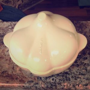 Le creuset garlic pot